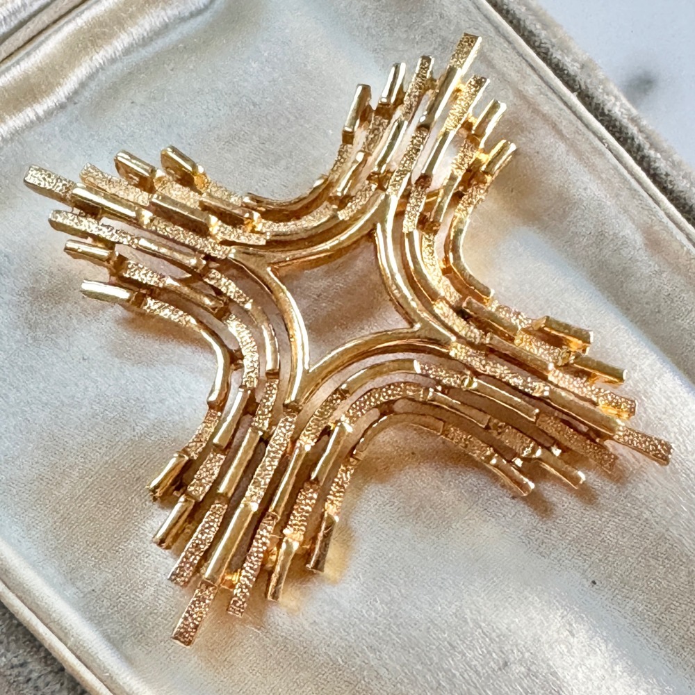 Crown Trifari Gold Tone Abstract Starburst Brooch‎ Pin Textured Maltese Cross
